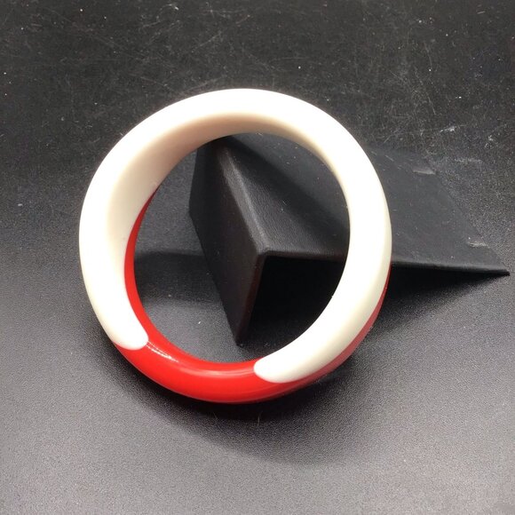 Funky Retro Bangle Two Tone Red and White Plastic Bracelet Pin Up Style - Picture 3 of 7